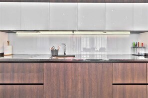 Frigorifero, microonde, forno, piano cottura