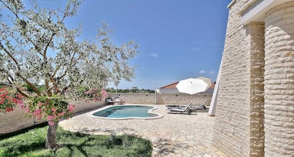 Casa Siesta mit Pool, Whirlpool & Garage