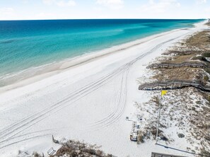 Nær stranden, solsenger og strandhåndklær