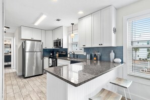 Kjøleskap, mikrobølgeovn, ovn og kokeplater