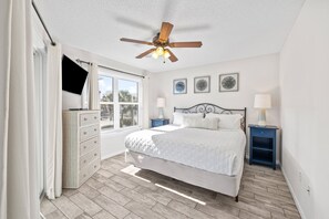3 bedrooms, iron/ironing board, travel cot, free WiFi - Beach Access! Fully updated! Sleeps 8 with in unit laundry (Santa Rosa Beach)