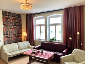 TV - Centrally located large apartment (1st floor) - free parking space included (Bamberg)