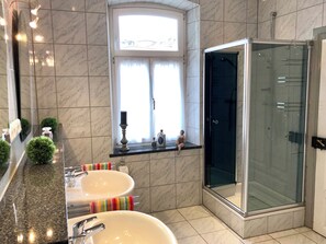 Bathtub, hair dryer, towels, soap - Centrally located large apartment (1st floor) - free parking space included (Bamberg)
