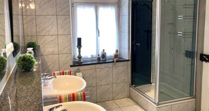 Centrally located large apartment (1st floor) - free parking space included