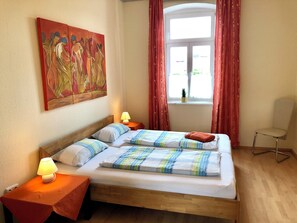 Iron/ironing board, free WiFi, bed sheets - Centrally located large apartment (1st floor) - free parking space included (Bamberg)