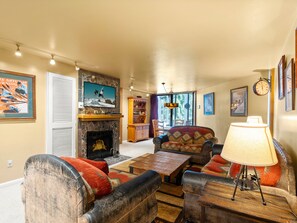 Smart TV, chimenea, reproductor de DVD