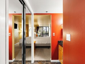 1 habitación, tabla de planchar con plancha, wifi gratis y ropa de cama