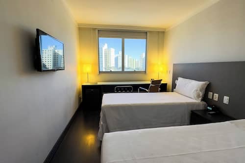 Gran Vivenzo com 2 camas de solteiro PCD com Kit Cortesia | 迷你吧、客房内保险箱、办公桌、笔记本电脑工作区