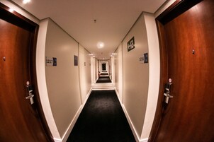 Minibar, caja de seguridad en la habitación y escritorio 