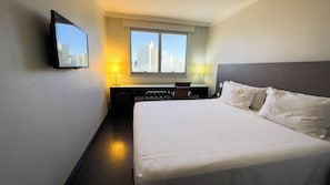 Minibar, in-room safe, desk, laptop workspace - Gran Vivenzo Cidade Nova (Belo Horizonte)