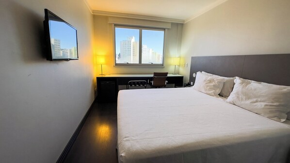 Minibar, caja de seguridad en la habitación y escritorio