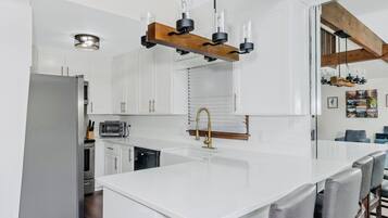 Refrigerador, microondas, horno y parrilla de estufa