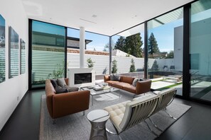 Smart TV, fireplace, stereo