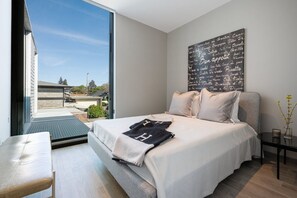 3 bedrooms, travel cot, WiFi, bed sheets
