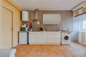 Geladeira, micro-ondas, cooktop, cafeteira/chaleira