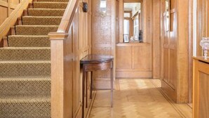 Una escalera de madera con peldaños alfombrados que conduce a una plataforma.
