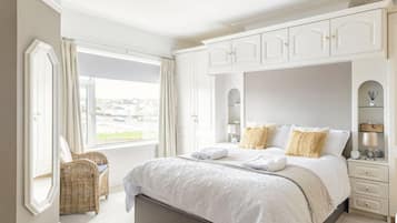 Habitación doble | Decoración personalizada, escritorio y cortinas blackout