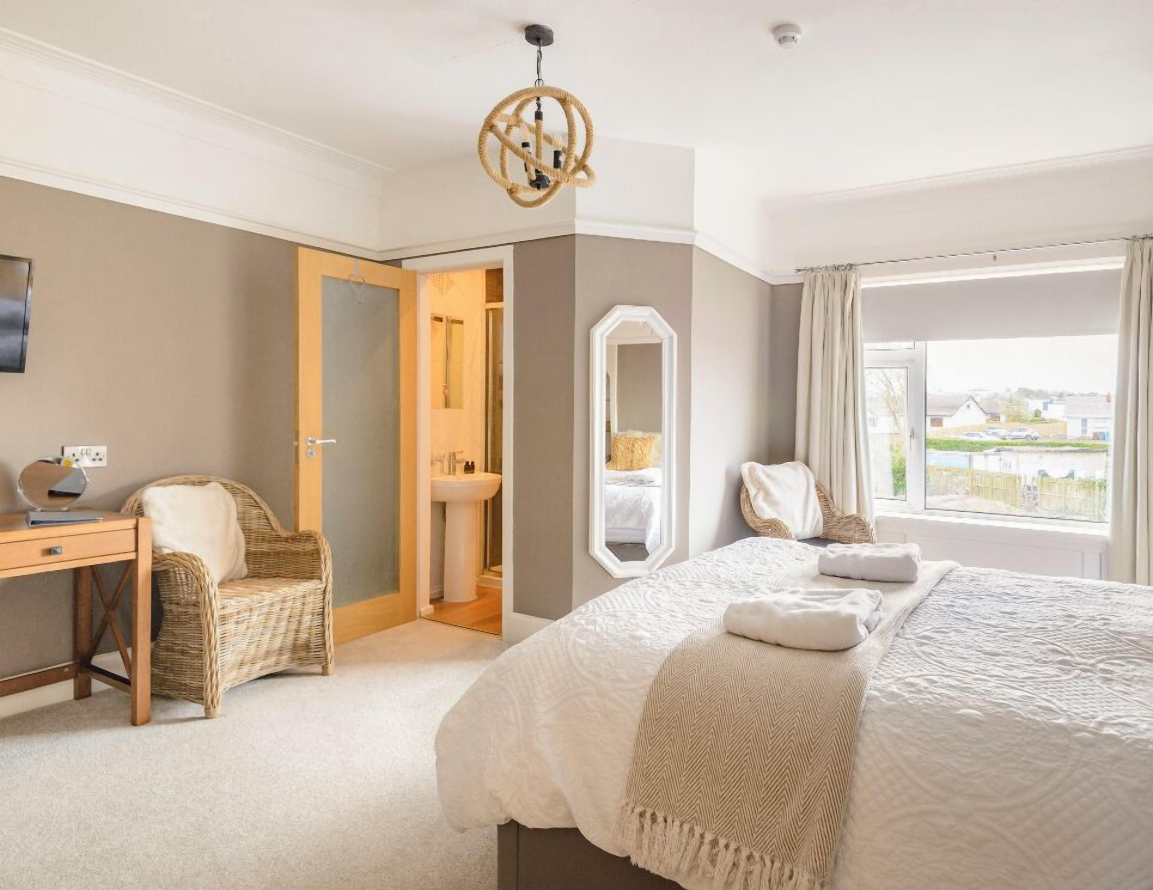 Double Room | Bathroom | Hair dryer, towels, soap, shampoo