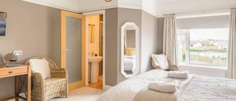 Double Room | Bathroom | Hair dryer, towels, soap, shampoo