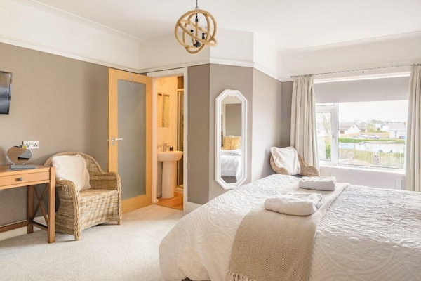 Double Room | Bathroom | Hair dryer, towels, soap, shampoo