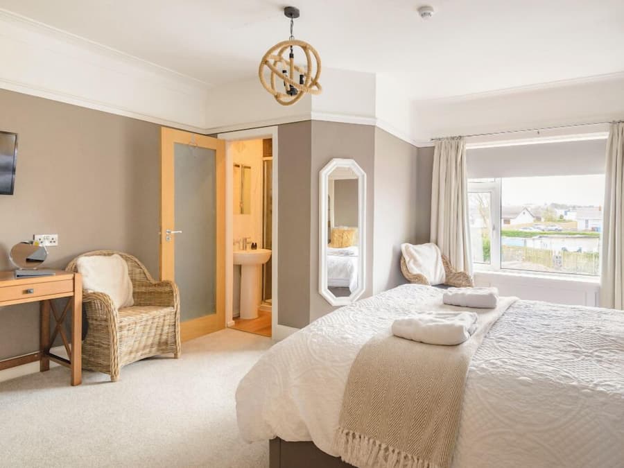 Dobbeltrom | Bad | Hårføner, håndklær, såpe og sjampo