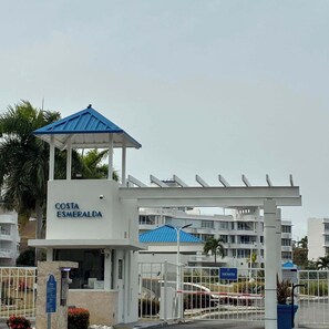A gated entrance to Costa Esmeralda with a blue roofed pavilion and a sign indicating visitor access. - Apartment with ocean view near Ceiba FerryTerminal (Ceiba)