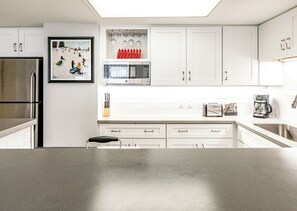 Frigorifero, microonde, forno, piano cottura