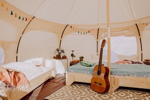 Chambre quadruple Standard, vue sur le jardin, en face de la plage | Lit de bébé portatif, literie fournie