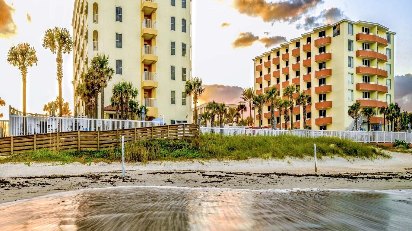 2 BDRM LUXURY BEACH CONDO Indoor/Outdoor Pool Slide Hot Tub Pier Fishing Boating