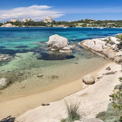 Playa privada, playa de arena blanca y camas de playa (con cargo)