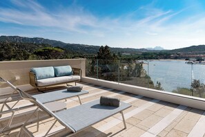 Deluxe Rooftop | Allergitestet sengetøy, minibar, safe på rommet og skrivebord