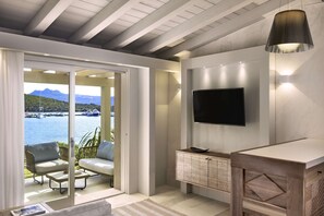 Allergitestade sängkläder, minibar och värdeförvaringsskåp på rummet