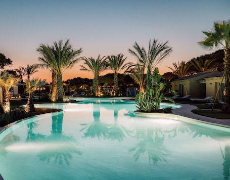 Una piscina al aire libre de temporada, sombrillas