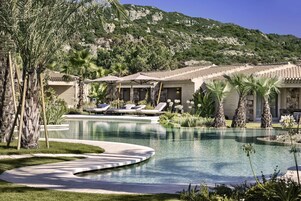 Piscina externa sazonal, guarda-sóis, espreguiçadeiras