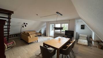 Smart-TV, Tischtennisplatte, Bücher