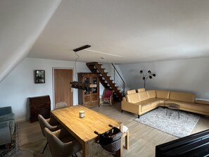Una Smart TV, una mesa de tenis de mesa, libros