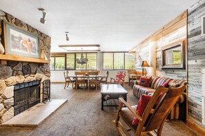 Smart TV, fireplace, DVD player - Silver King 320 | 150 Yards to Lifts | Fireplace | Kitchen | End Unit | Mtn View | Pool & Hot Tub (Park City)