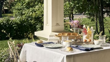 Daily full breakfast (CAD 24.95 per person)