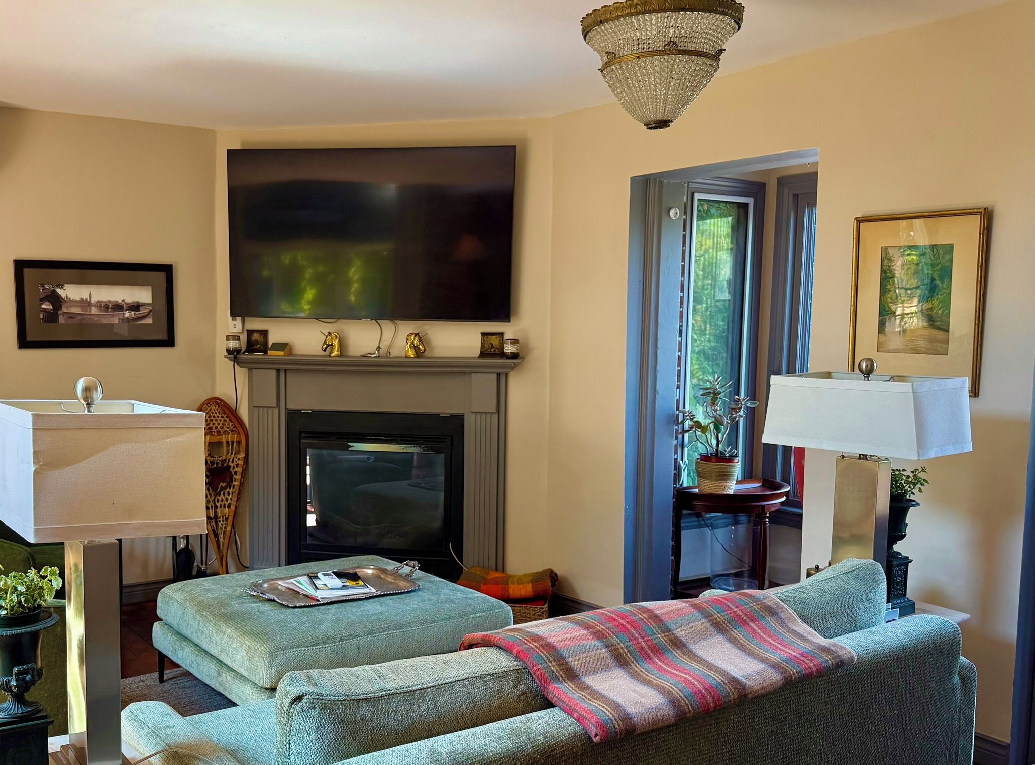 Una sala de estar con chimenea, televisor y zona de estar.