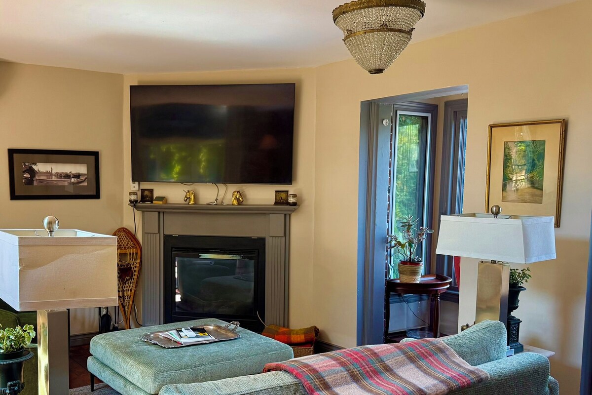 Suite superior, patio, vista al jardín | Área de sala de estar | Televisión de pantalla plana, Netflix y servicios de streaming