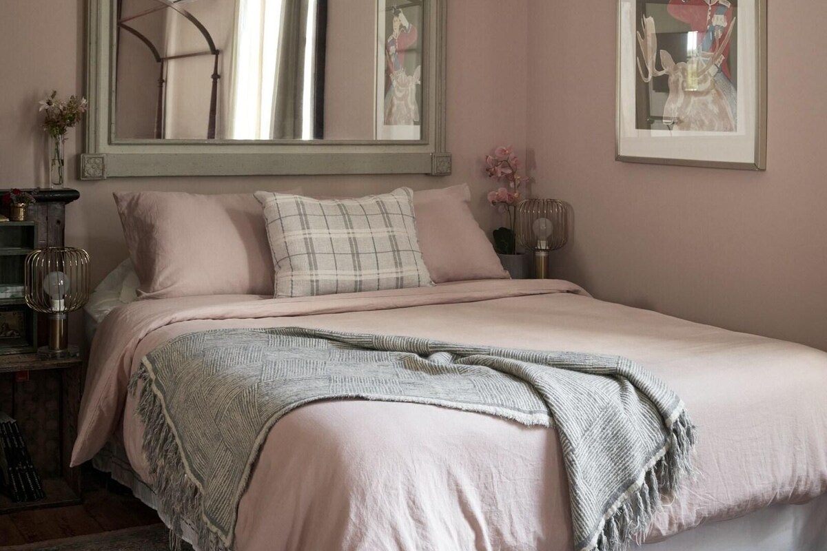 Peralatan tempat tidur premium, bar mini, langsir/tirai gelap terus 