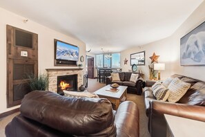 Smart TV, chimenea y reproductor de DVD 