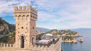 A stone tower with a balcony overlooking a coastal area. - Torre Pirandello 6 in Taormina (Taormina)
