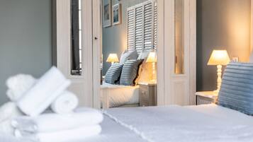 Quarto casal standard, para não fumantes | Frigobar, cofres nos quartos, cortinas blackout