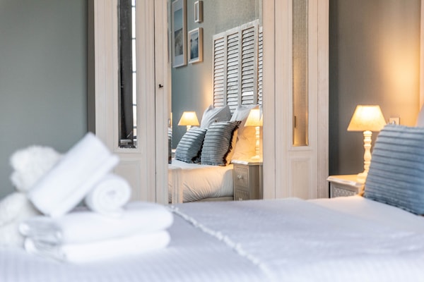 Standard Double Room, Non Smoking | Minibar, in-room safe, blackout drapes, iron/ironing board