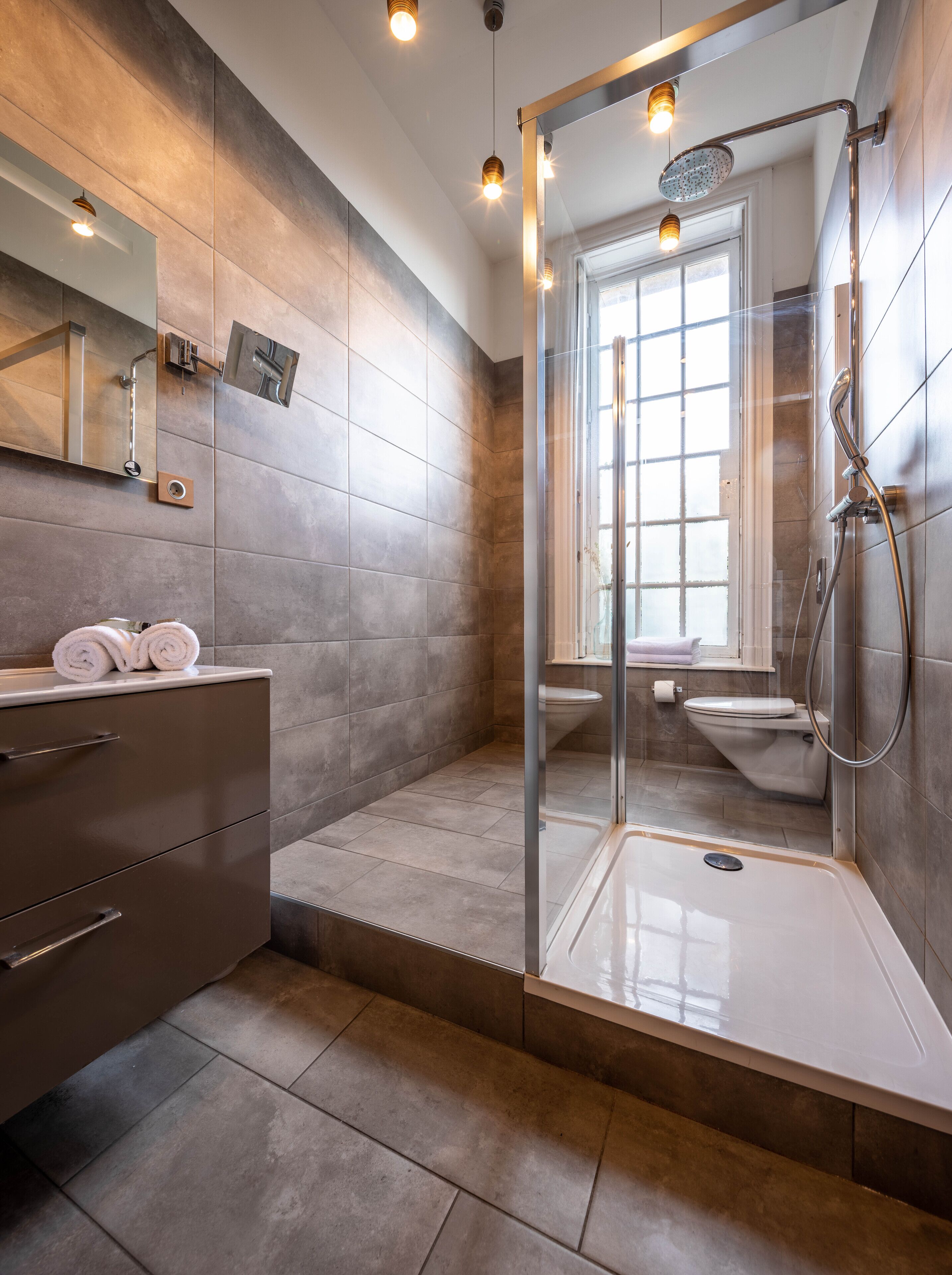 executive double room, non smoking | bathroom | shower, free toiletries, towels