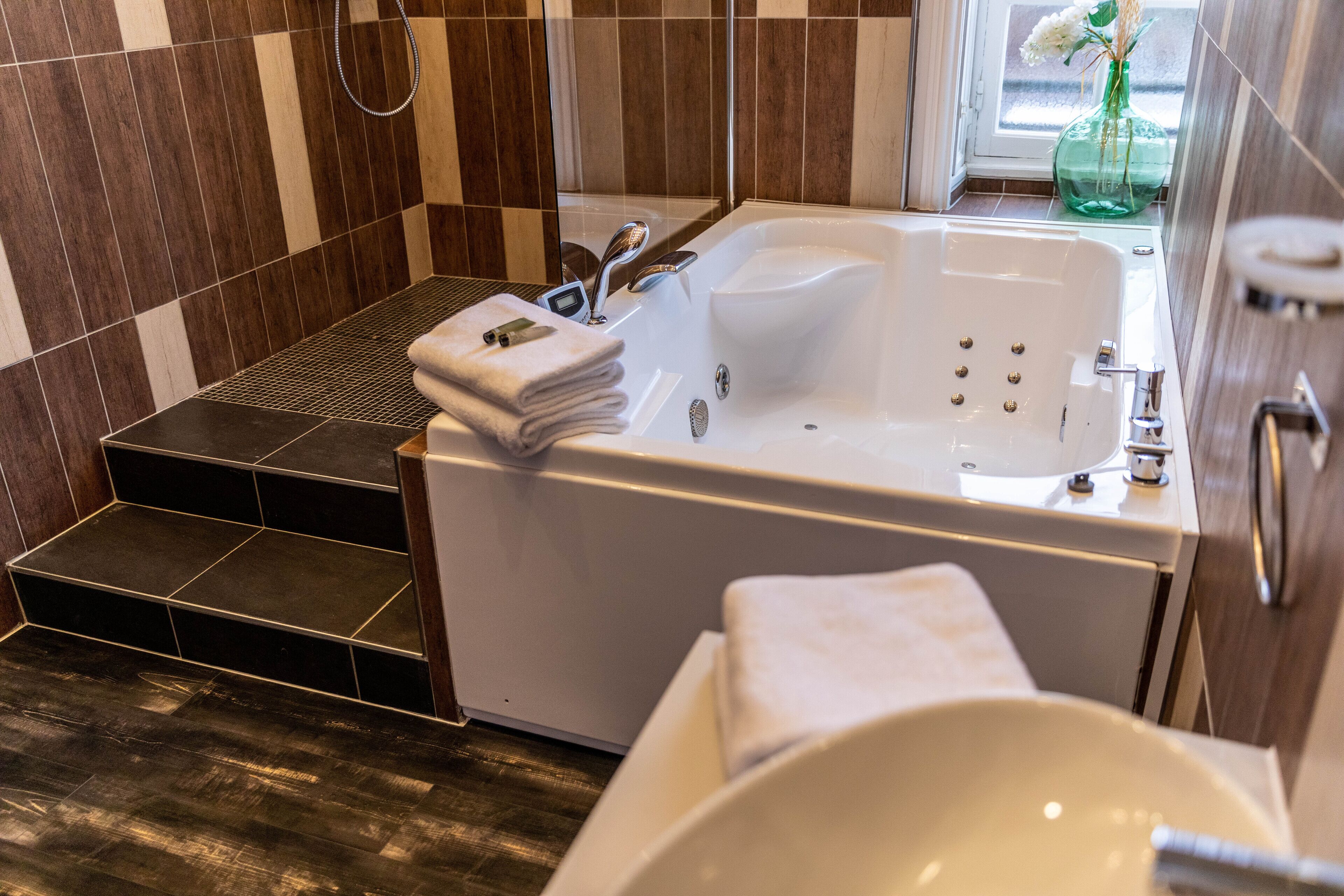 premium suite, non smoking | bathroom | shower, free toiletries, towels