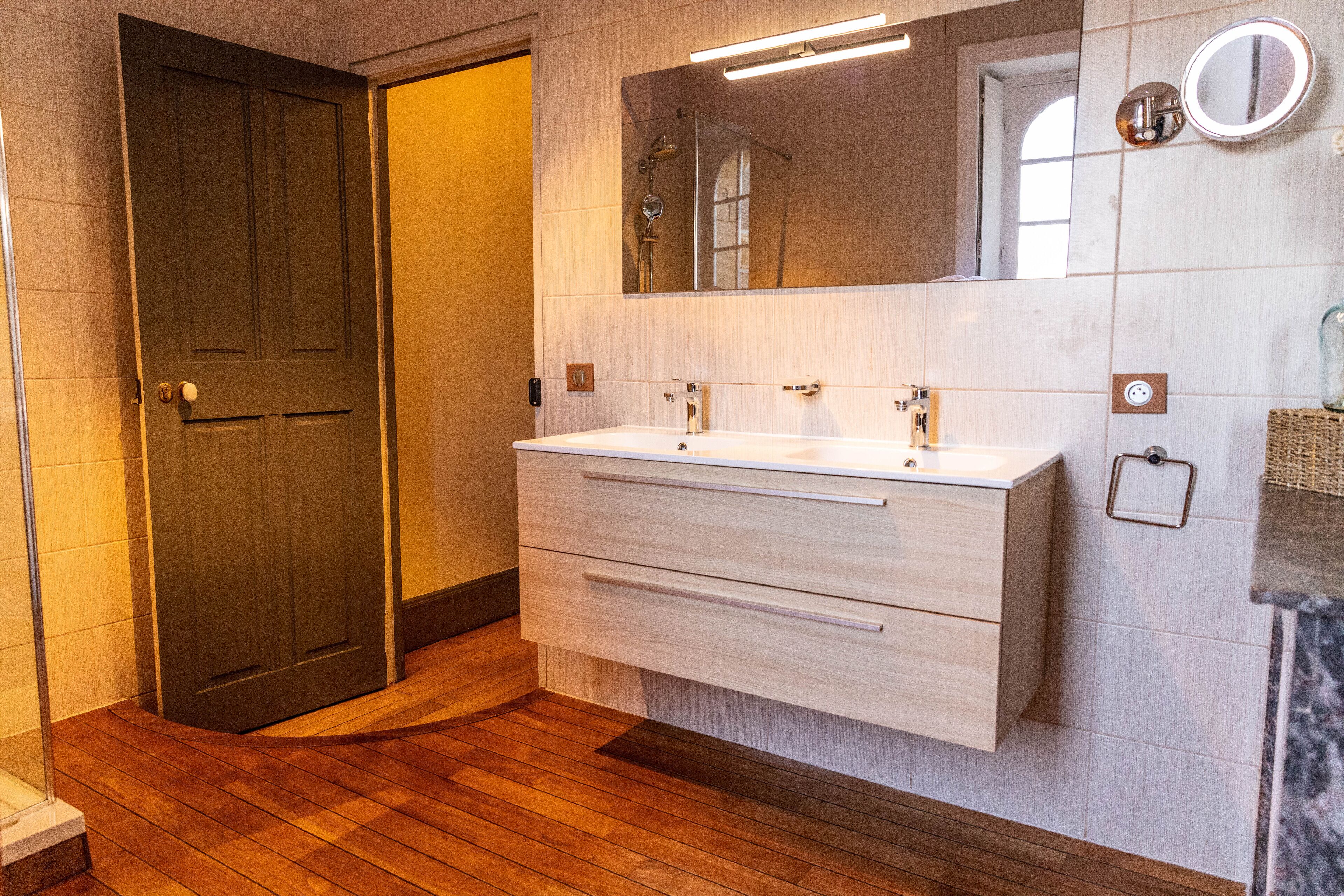 executive double room, non smoking | bathroom | shower, free toiletries, towels