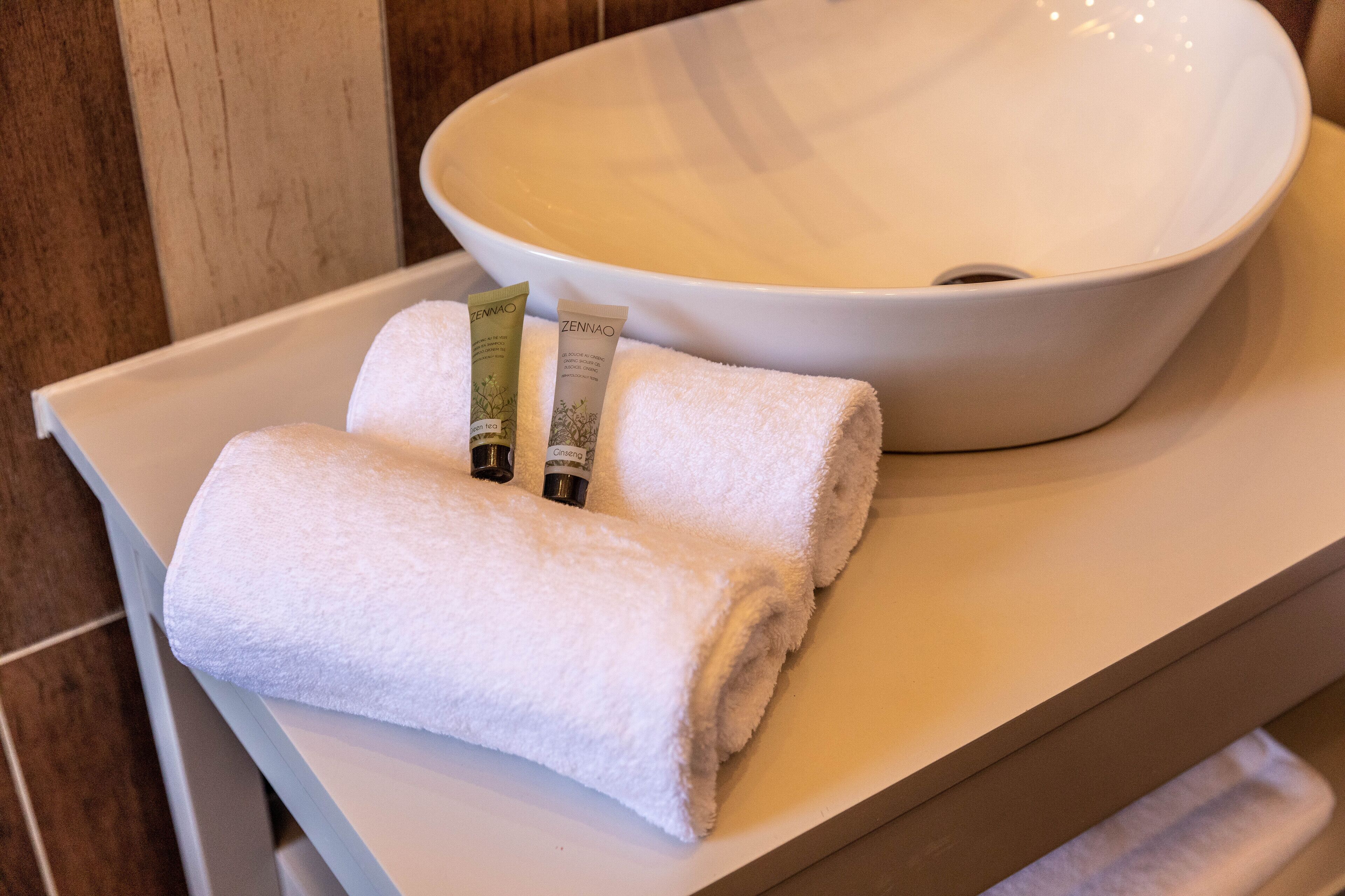 premium suite, non smoking | bathroom | shower, free toiletries, towels