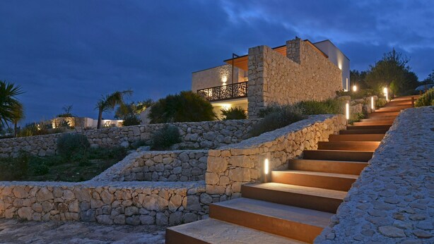 A modern building with stone walls and a staircase leading to a balcony. - Villa Gilda 5 1 in Avola (Avola)